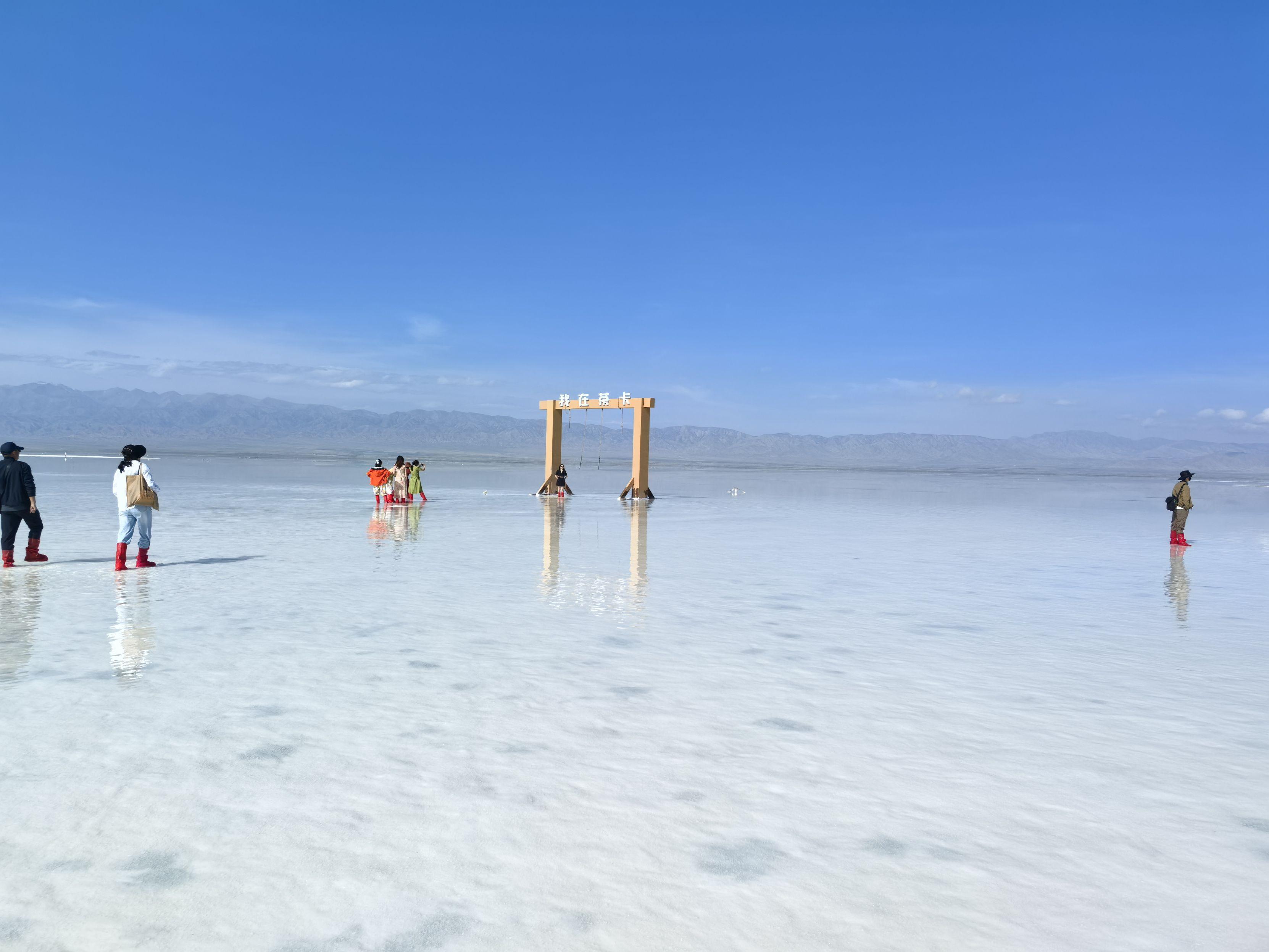 盐湖上的游客 盐湖 自然风光 蓝天白云 4K