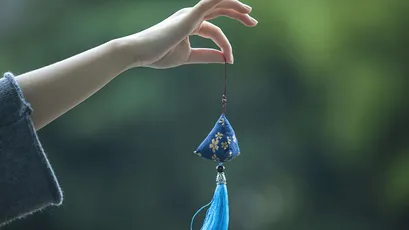 手握香囊 传统 蓝色 香囊 4K