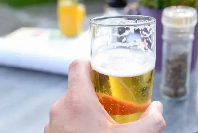 手持一杯啤酒 啤酒 手 饮料 4K