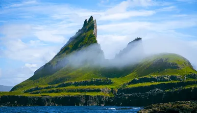 山峰与海的壮丽景色 自然景观 海洋 绿色 4K