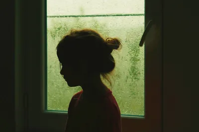 窗边的女孩 室内 剪影 绿色 4K