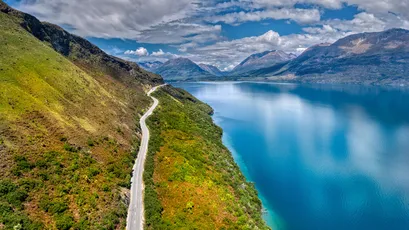 蜿蜒山路与湖泊 风景 自然 公路 8K