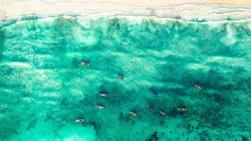 碧海沙滩与渔船 航拍 海滩 海洋 4K