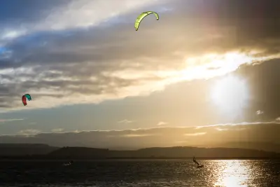 夕阳下的风筝冲浪 夕阳 水面 风筝冲浪 4K