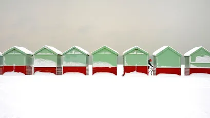雪地中的彩色小屋 冬季风景 建筑摄影 绿色与红色 4K
