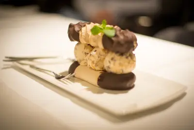 巧克力脆皮冰淇淋 甜点 美食摄影 特写 4K