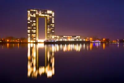 夜色湖畔高楼 夜景 倒影 城市建筑 4K