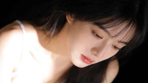 温柔低眸 人物特写 柔和光线 黑白对比 4K
