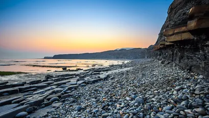 夕阳下的海岸石滩 自然景观 日落 海滩 4K