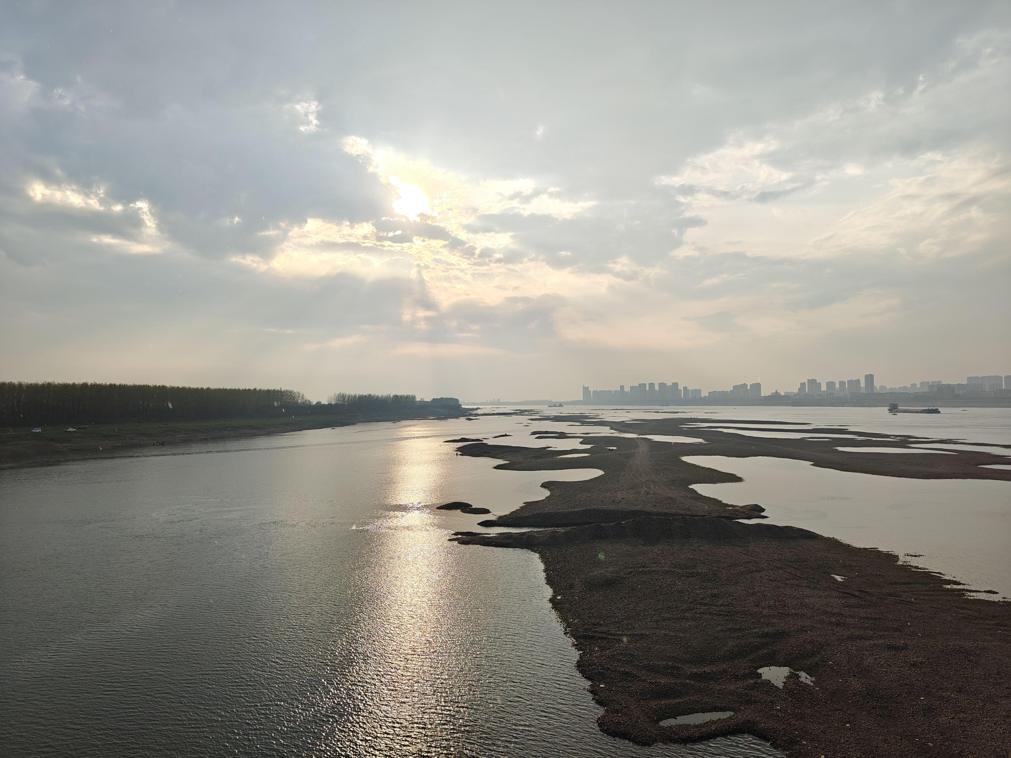 夕阳下的河流与城市 自然景观 城市天际线 夕阳 4K