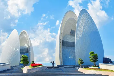 现代建筑与蓝天白云 现代建筑 蓝色天空 白色建筑 4K