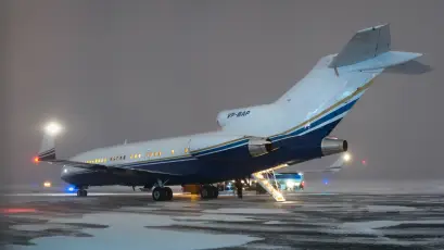 雪夜停机的客机 机场 雪天 夜间 1080P