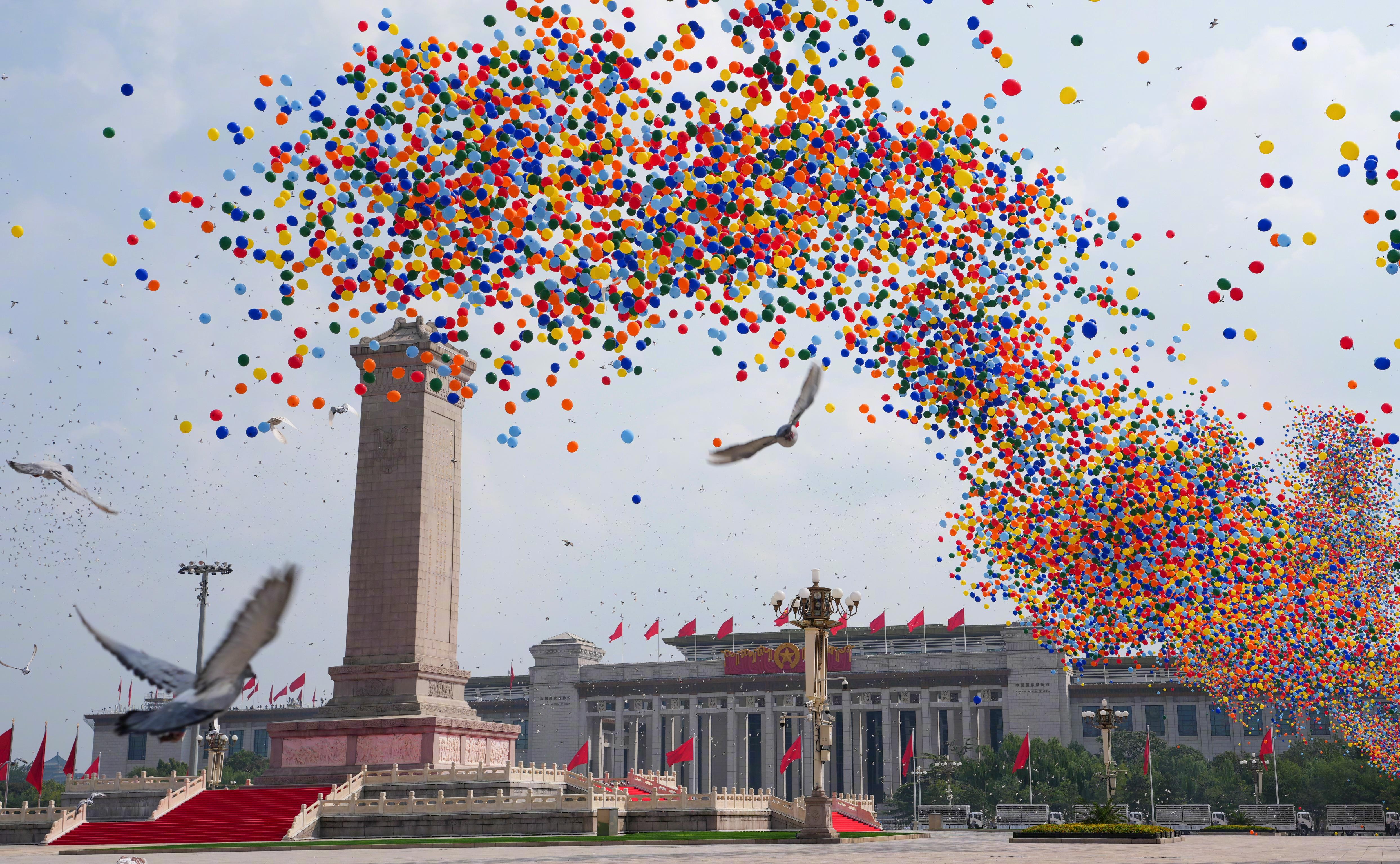 天安门广场放飞气球 场景：天安门广场 风格：纪实 颜色：多彩、红色、蓝色 4K