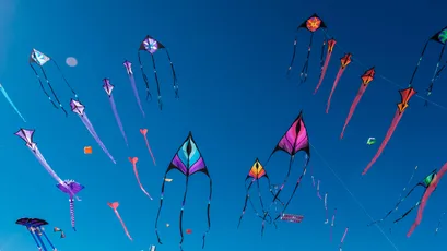 五彩斑斓的风筝在蓝天 风筝 天空 彩色 4K