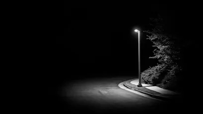 夜晚路灯下的孤独身影 夜晚 路灯 孤独 4K