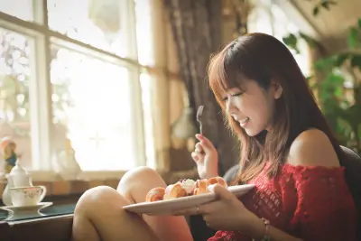 窗边享受甜点的少女 少女 甜点 下午茶 1080P
