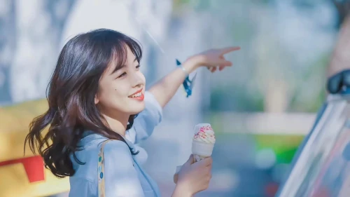 手持冰淇淋的快乐女孩 少女 冰淇淋 户外 1080P