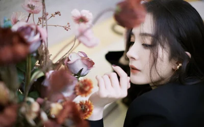 花丛中的静谧时光 女性 花卉 优雅 1080P