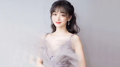 优雅女性肖像 室内场景 时尚风格 浅灰色礼服 4K