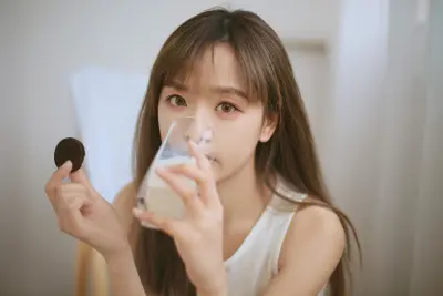 少女的饼干与牛奶 少女 零食 居家 4K