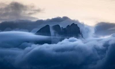 云海中的山峰 自然景观 山脉 云雾 4K