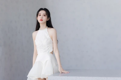 白裙女子倚栏静立 人物写真 简约风格 白色系 4K