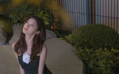 夜色中仰望的少女 人像摄影 夜景 户外 2K