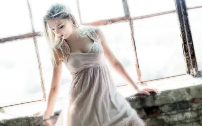 窗边沉思的少女 室内 少女 窗边 2K