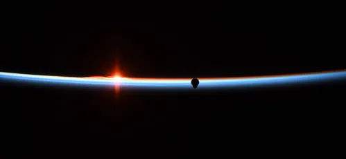 地球日出剪影 太空 日出 地球 2K